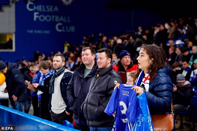 Navijač Chelseaja snimljen je kako drži Luizov dres kako bi obilježio njegov povratak u klub
