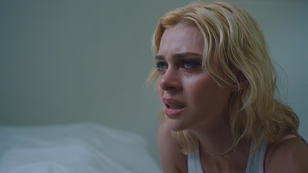 Nicolin redateljski prvijenac Lola razdražen je od kritike i gledatelja, koji su film označili samo kao 'projekt ispraznosti' (na slici u filmu)