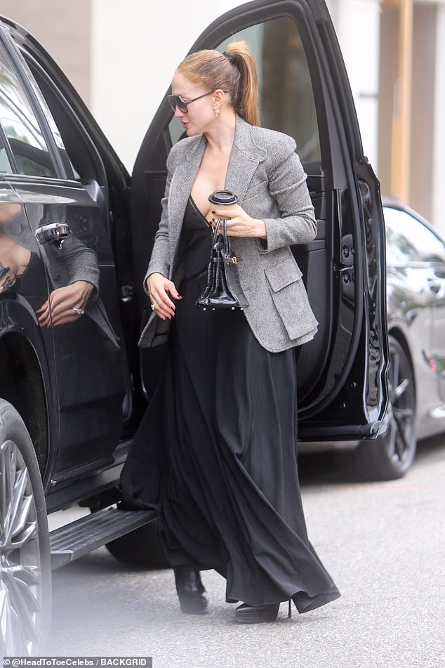 Na izlasku iz dućana dodala je sivi blejzer dok je nosila malu Hermes Birkin torbu dok je hodala u čizmama s platformom na visoku petu