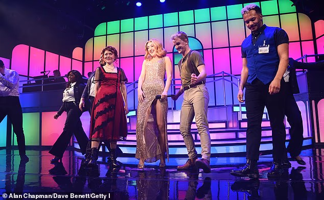 U jednom su trenutku izvođači pravili gegove o navodnom 'neprikladnom plesanju' Victorije Beckham, dok je referenca na njezin solo singl Not Such An Innocent Girl iz 2001. navodno izazvala najveći smijeh publike (L na R) Madison Swan, Rose Galbraith, Astrid Harris, Luke Bayer i Ryan Carter