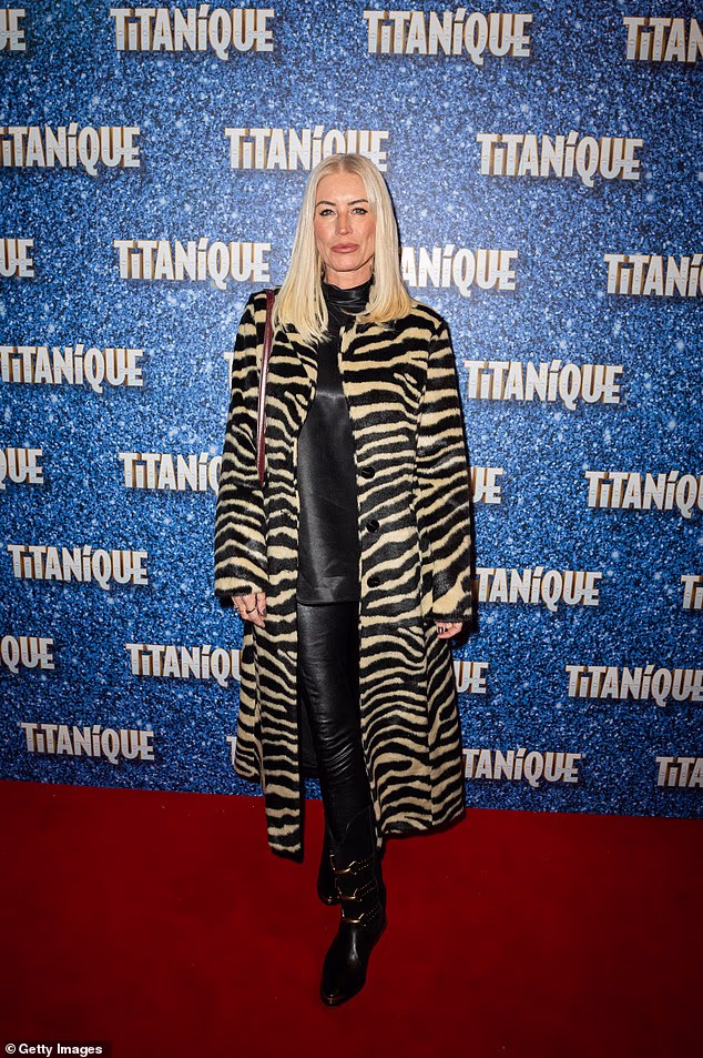 Denise, 51, oduševila je kaputom s uzorkom tigra u kombinaciji s crnom satenskom koordom kad je stigla u kino