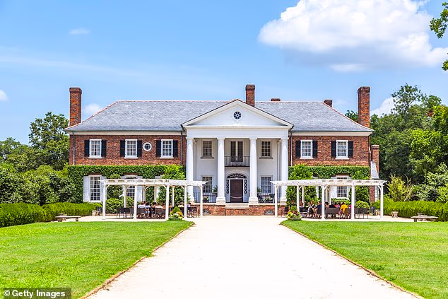 'To je pogreška koju smo javno priznali i puno smo radili na pomirenju za sebe i druge', rekao je Lively o njihovom izboru mjesta; Plantaža Boone Hall snimljena 2010