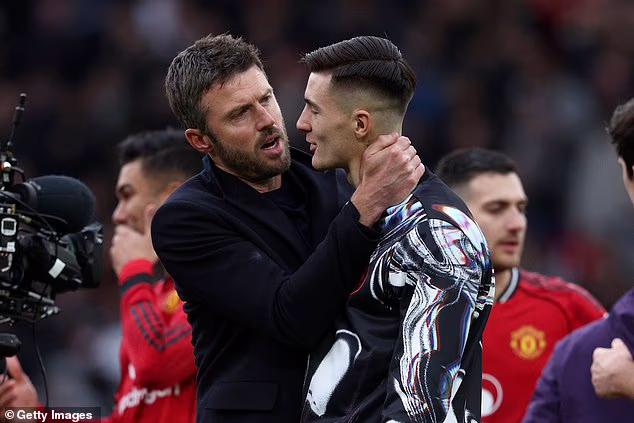 Šeško nije ni došao na teren tijekom Unitedove pobjede 2-0 nad Manchester Cityjem nakon što je novi trener Michael Carrick (lijevo) izbacio Slovenca u njegovoj prvoj utakmici na čelu