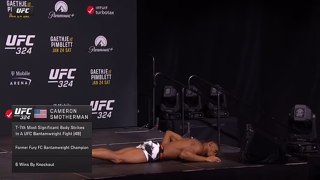 Pao je licem naprijed na pod prije nego što mu je UFC-ovo medicinsko osoblje brzo pomoglo