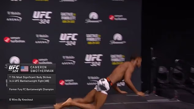 Nakon što je napravio težinu - na 135,5 funti - Smotherman se srušio dok je silazio s vage