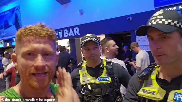 Stvari su se pokvarile za Sydneysidera, jer mu je viktorijanska policija naredila da napusti arenu