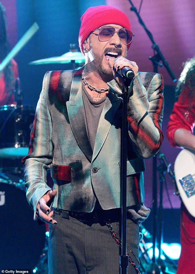 McLean je izvijestio o statusu njihove veze krajem prošle godine u studenom i rekao za Us Weekly, 'Nismo ponovno potpuno zajedno, ali smo, ruku na srce, najbolji što smo ikad bili'; viđen ranije ovog mjeseca u Burbanku