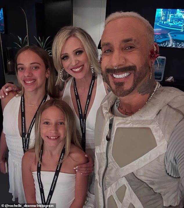 Međutim, prošle godine u srpnju, otuđeni par šokirao je obožavatelje kada se McLean ponovno okupio s Rochelle na svom koncertu (vidi gore)