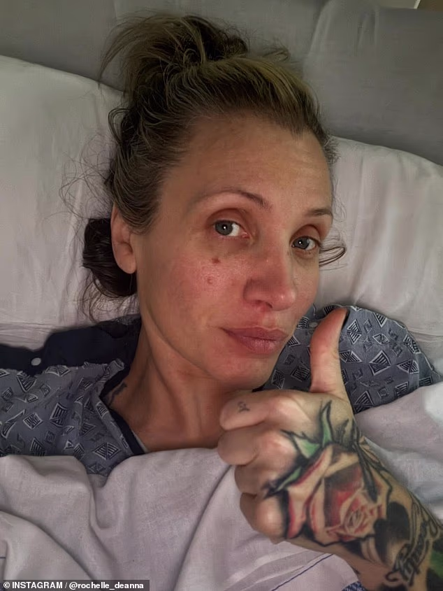 'Ovdje je bio pakleni tjedan!' počela je svojim sljedbenicima. 'Došao sam u utorak ujutro na hitnu s izrazito napuhnutim trbuhom i bolovima na desnoj strani trbuha'