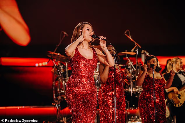 Kolegica pjevačica iz Ujedinjenog Kraljevstva RAYE zaokružila je prvih pet svojim singlom WHERE IS MY HUSBAND!