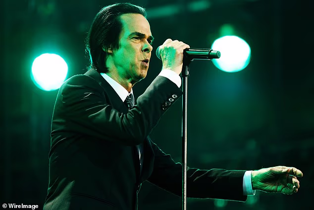 Žestoka i ranjiva večer otvaranja dva Domaina nastupa – gdje je bend posljednji put bio predvodnik na Homebake festivalu 2003. – poklopila se s Caveovom nominacijom u petak za najbolju originalnu pjesmu na ovogodišnjim Oscarima, za njegov rad na američkom filmu Train Dreams, s australskim glumcem Joelom Edgertonom u glavnoj ulozi