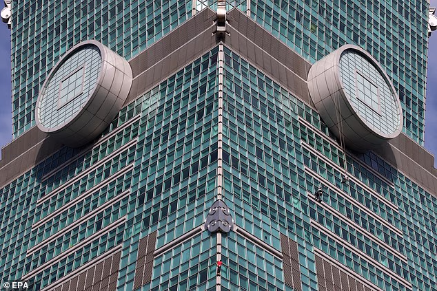 Honnold (na slici crveno u dnu slike) penje se na tajvanski neboder visok 1667 stopa