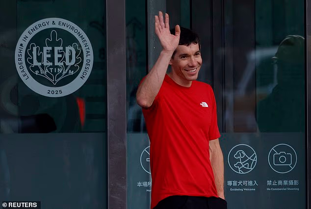 Honnold maše tisućama obožavatelja koji su se okupili na ulicama oko zgrade kako bi gledali