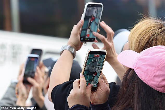 Iz okupljene gomile prolomilo se veselje dok se u nedjelju ujutro počeo penjati na toranj