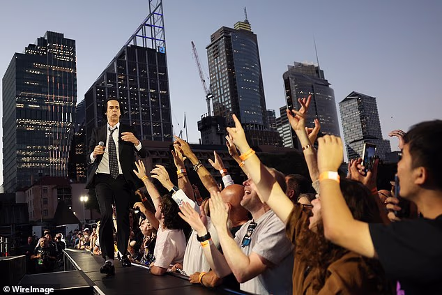 Cave je imao obožavatelje koji su molili za još dok je imao emotivnu izvedbu i dočarao radost iz nekih od svojih najsnažnijih i najemotivnijih pjesama