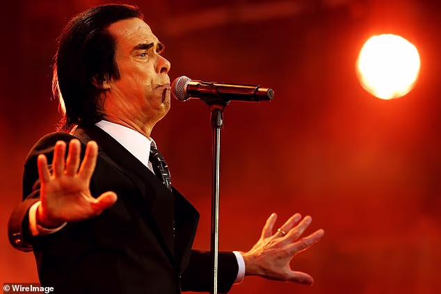 Zračio je samopouzdanjem i karizmom dok je izvodio svoje hitove u svom prepoznatljivom neobičnom stilu, ostavljajući razularenu publiku da urla na bis