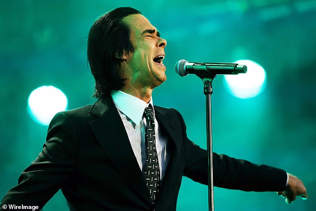 'Sjajni ste!' rekao je gomili dok su mu uzvraćali klicanje