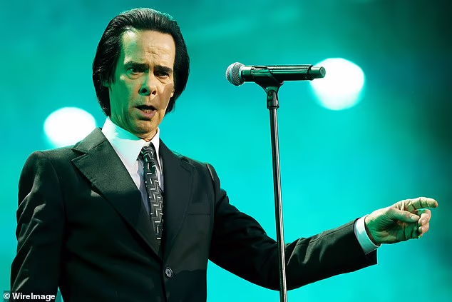 Fotografije iz noćne večeri prikazuju Cavea kako se naginje naprijed u more podignutih ruku, a lice mu je urezano intenzivno dok se poklonici protežu prema njemu