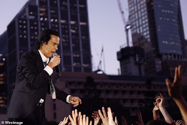 Pista je Caveu pružila savršenu platformu kako bi obožavateljima omogućili intimnu i emotivnu izvedbu