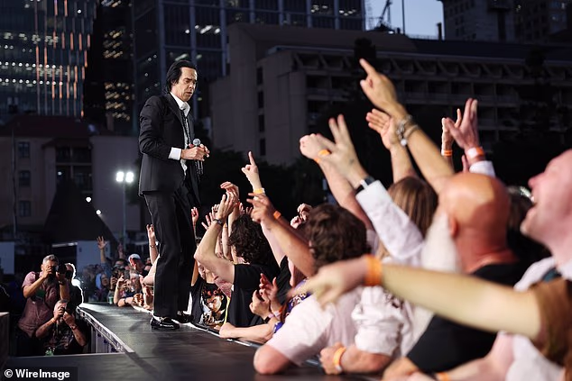 Koncert je otvoren pjesmama s bendovog albuma Wild God iz 2024., s Caveom koji je objema rukama držao mikrofon, očiju zatvorenih od koncentracije, a njegova zalizana kosa sjajila je pod svjetlima dok je samouvjereno izgovarao svaku rečenicu