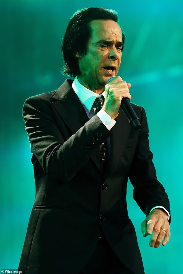 Ulaznice koštaju preko 150 dolara, ali Cave se pobrinuo da njegovi voljeni obožavatelji dobiju svoj novac, budući da je svaki centimetar showman i pružio nastup za pamćenje