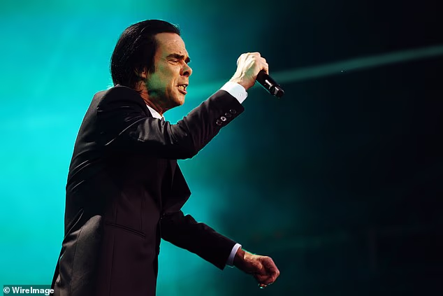 Legendarni roker, 68, izgledao je kao da se dobro provodi kad su se Nick Cave i Bad Seeds vratili u The Domain, započinjajući svoju turneju Wild God pred tisućama