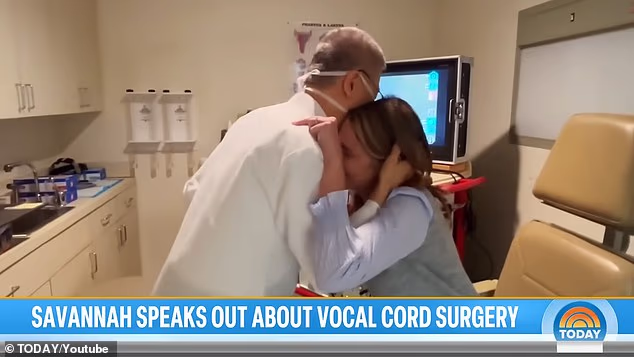 'Prvi put koristim svoj glas (od operacije) i zvuči dobro, mogao bih zaplakati', rekao je uplakani Guthrie prije nego što je zagrlio liječnika