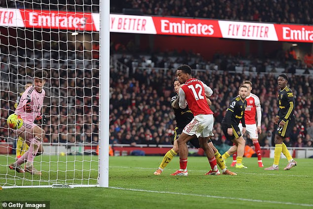 Arsenal je poveo autogolom Lisandra Martineza u dominantnom startu domaćina