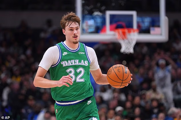 Napadač Dallas Mavericksa Cooper Flagg bio je među igračima koji su zapeli na nedjeljnom letu