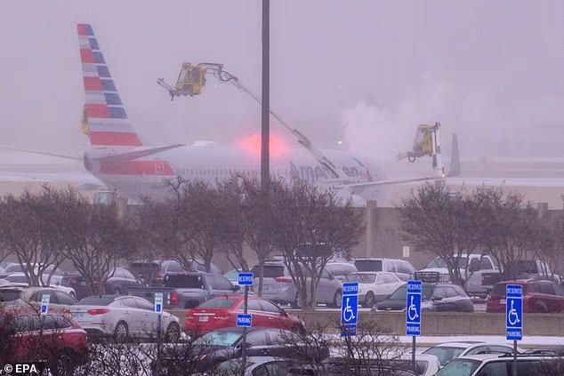 Radnici zračne luke DFW viđeni su kako odleđuju zrakoplove American Airlinesa tijekom zimske oluje