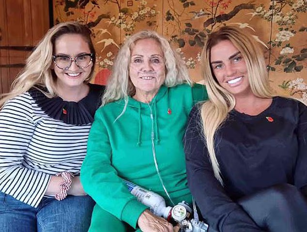 Insajder blizak obitelji tvrdio je da su uzbuđeni zbog vijesti (Katie na slici s majkom Amy i sestrom Sophie)