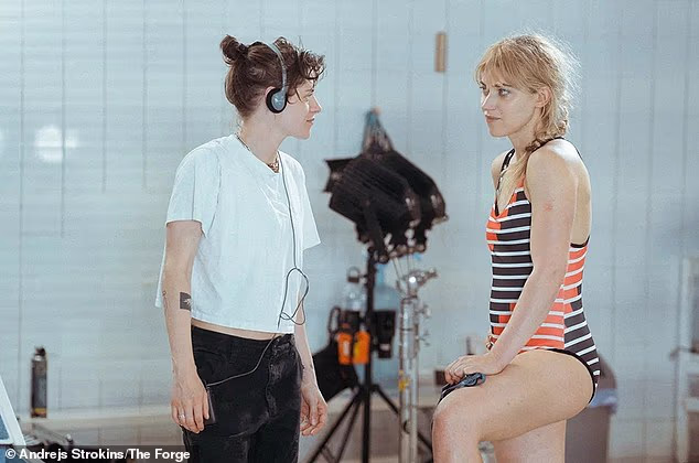 Stewart je nedavno debitirala kao redateljica s Kronologijom vode, temeljenom na memoarima američke spisateljice Lidie Yuknavitch iz 2011.; Viđen na snimanju s glumicom Imogen Poots