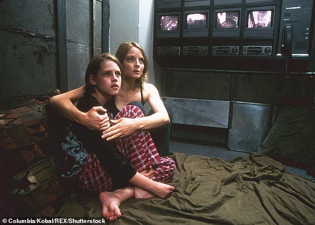 Prije nego što je stekla međunarodnu slavu u blockbusteru Sumrak sage, glumila je zajedno s Jodie Foster u trileru Davida Finchera Soba panike iz 2002. s 12 godina; Viđen s Fosterom u fotografiji