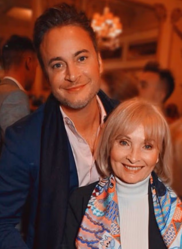 Gary je poznato da je blizak sa svojom majkom, punim imenom Rosemary, i ranije ju je dovodio na novinarske događaje, uključujući novinarsku večer Shirley Valentine sa Sheridan Smith u glavnoj ulozi u The Duke Of York kazalištu 2023. (na slici)