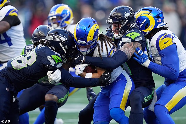 Trump je to pravilo nazvao 'ponižavajućim' i 'neromantičnim' uvredom nogometnom 'prizoru'