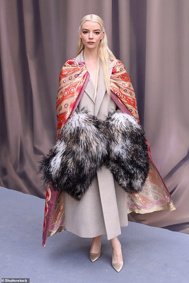 Anya je izgledala ništa manje nego senzacionalno u upečatljivoj svilenoj pelerini