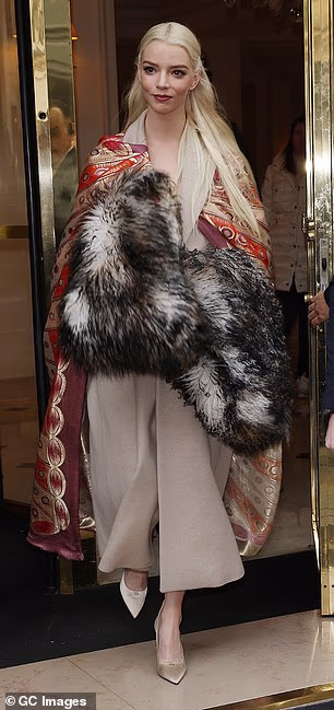 Hollywoodska zvijezda zaprepastila se dok je izlazila iz hotela uoči revije