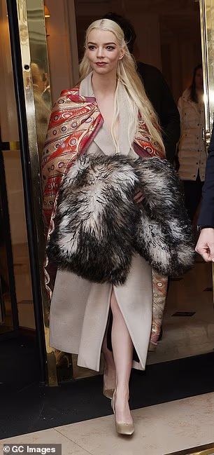 Hollywoodska zvijezda zaprepastila se dok je izlazila iz hotela uoči revije