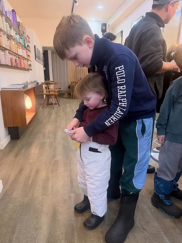 Na slikama se vide Baldwinova djeca umotana u zimsku opremu unutar salona