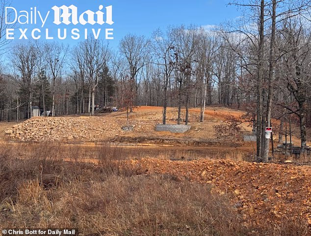 Podaci o imovini također otkrivaju da Hallova majka Twila i njezin suprug Mark počinju graditi na parceli od 10 hektara u obližnjem Cave Cityju, koju su kupili u travnju 2025. za 80.000 dolara