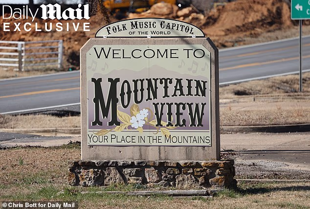 Hall živi u sjevernom Arkansasu. Njegov brat Gemini Barnett živi u blizini u gradu koji se zove Mountain View. Njihova majka Twila i očuh Mark preselili su se u obližnji Cave City