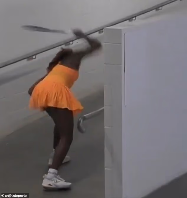 Coco Gauff napala je nedostatak privatnosti za igrače na Australian Openu nakon što je snimljena kako se srušila nakon poraza u utorak (na slici)