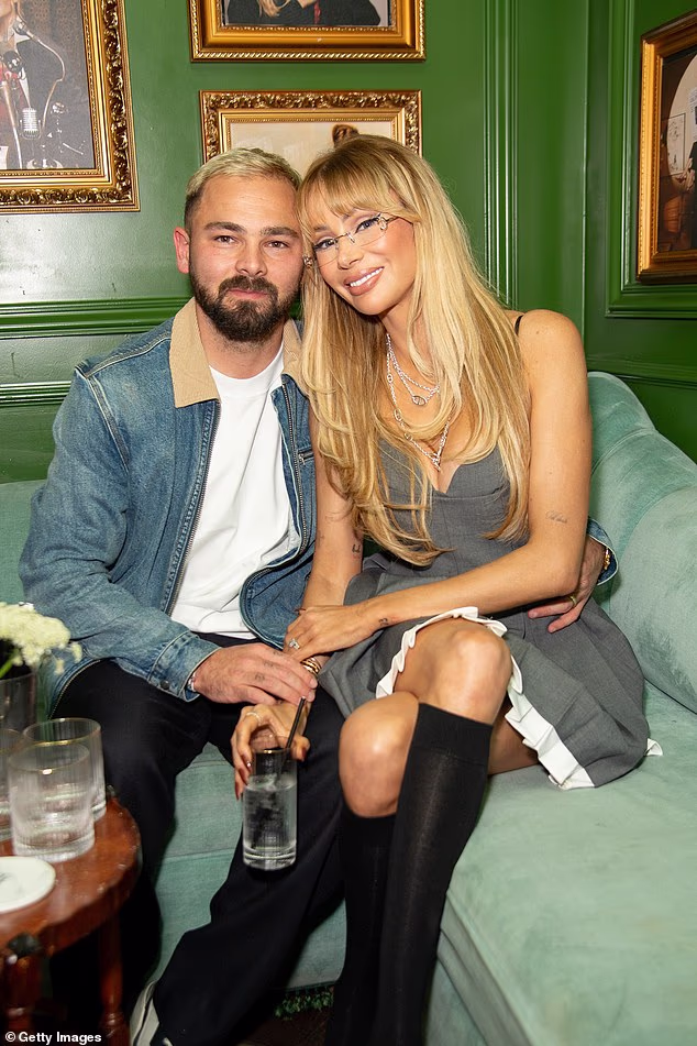 Otkako se prošlog tjedna pojavila vijest o njihovom razvodu, Olivia (34) prestala je pratiti Bradleyja (32) na Instagramu, preselila se u stan u Londonu i skinula vjenčani prsten (viđen 2025.)