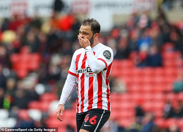 Bradleyjev radni raspored u oštroj je suprotnosti s Olivijinom cvjetajućom karijerom dok se ona nastavlja penjati prema vrhu (Brad je prikazan kako igra za Sunderland 2024. prije nego što je pušten na slobodu)