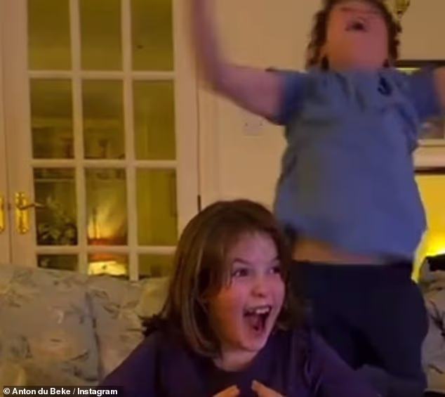 Otkrivši da im je otac cijelo vrijeme iza maske, George je šokirano vrisnuo: 'Kako?! Kako za milijun godina?!'