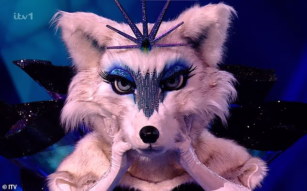 Prije nego što je otkrio svoj pravi identitet, Strogi sudac je izveo Woman in Love Barbre Streisand