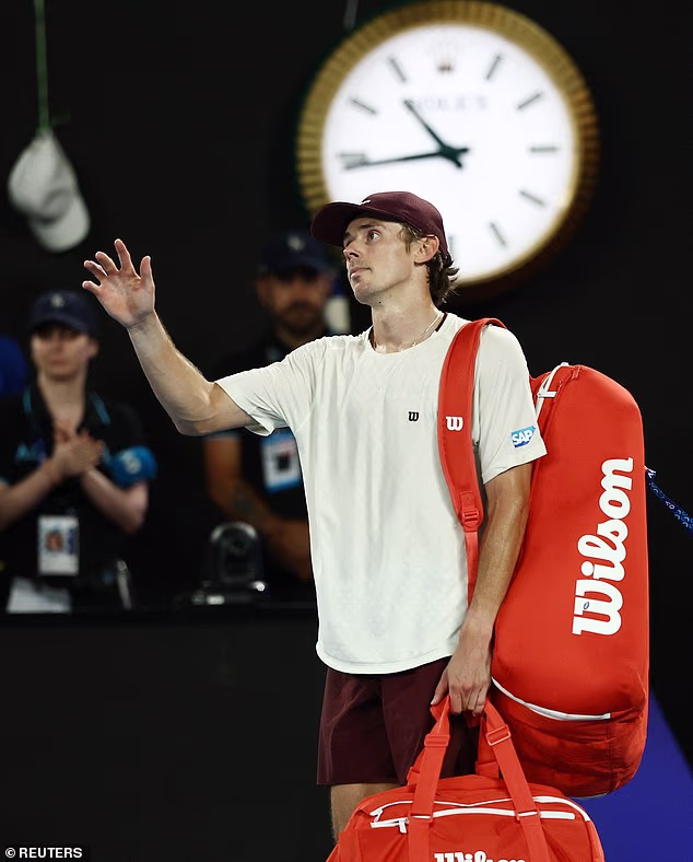 Raščupani de Minaur prikazan je kako maše publici na pozdravu u Rod Laver Areni nakon što je izbačen s turnira u dva seta