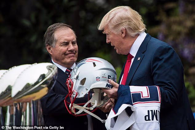 Belichick slikan s Trumpom 2017. u posjetu Bijeloj kući nakon pobjede u Super Bowlu
