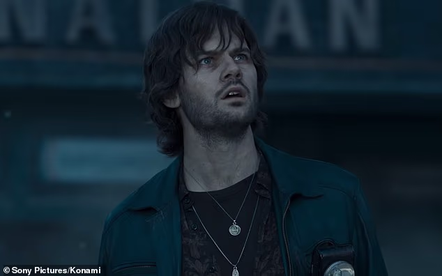 Povratak u Silent Hill prati Jamesa Sunderlanda, slomljenog čovjeka koji prima misteriozno pismo koje ga poziva natrag u uvrnuti gradić Silent Hill u potrazi za njegovom izgubljenom ljubavi