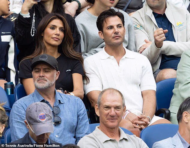 Pia je nazočila utakmici sa svojim najboljim prijateljem i dizajnerom interijera Clintom Nicholasom, koji je pomogao dizajnirati 57 milijuna dolara vrijednu vilu u Los Angelesu koju dijeli sa suprugom Patrickom